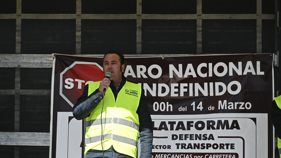 Manuel Hernández, presidente de la Plataforma Nacional en Defensa del Sector del Transporte, da un discurso durante una asamblea