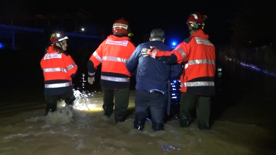 Imágenes de las labores de rescate de los bomberos por las fuertes lluvias en Valencia