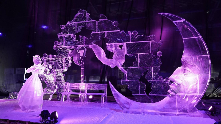 Una de las impresionantes esculturas de hielo que forman parte de la exposición