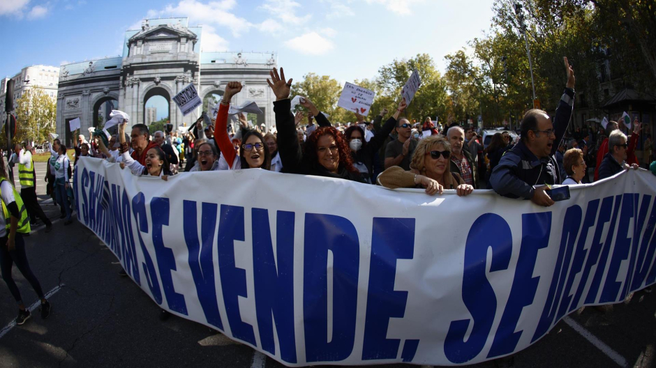 Manifestación ciudadana que recorre este domingo el centro de Madrid bajo el lema "Madrid se levanta por la sanidad pública",