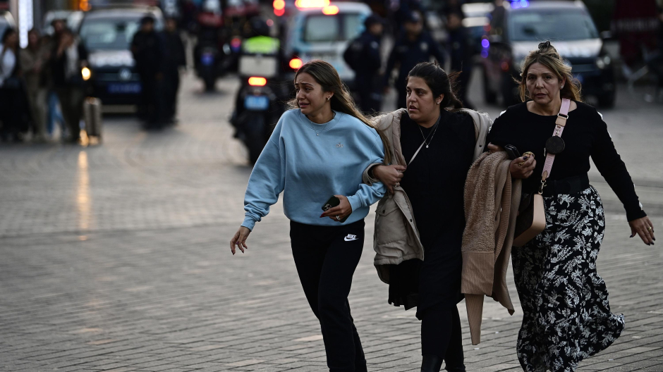Tres mujeres huyen de la fuerte explosión