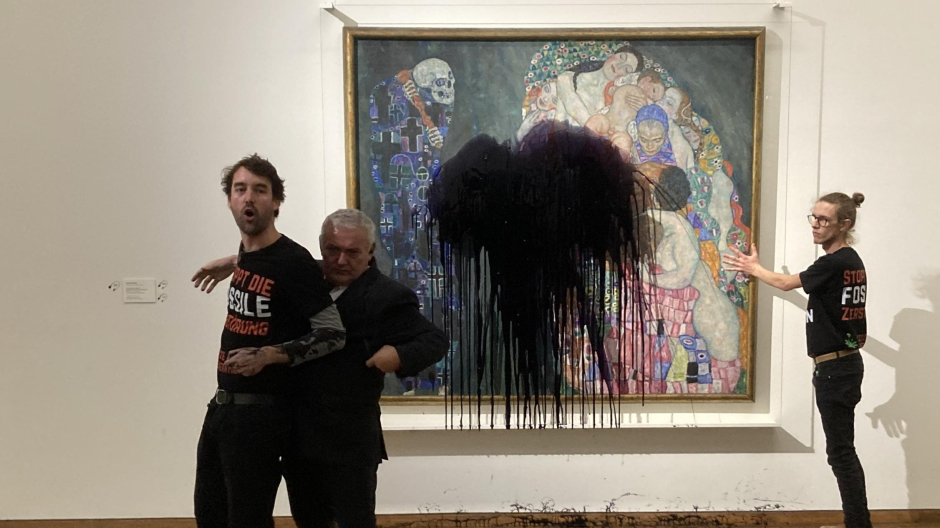 Momento en que dos activistas arrojan petróleo sobre 'Muerte y Vida', de Gustav Klimt