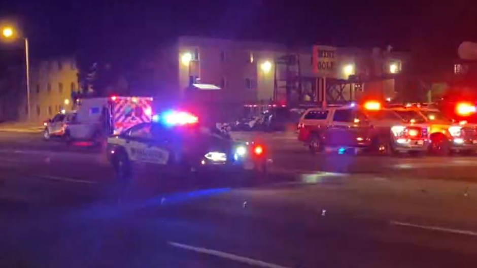 Imagen de las ambulancias y coches de policía acudiendo al lugar del tiroteo