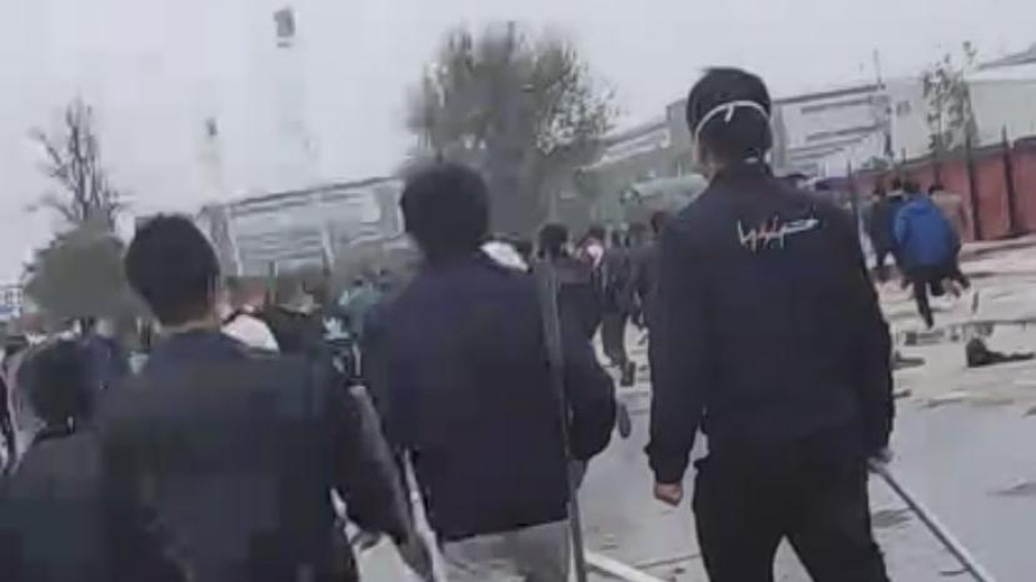Los trabajadores de Foxconn se enfrentan a la policía