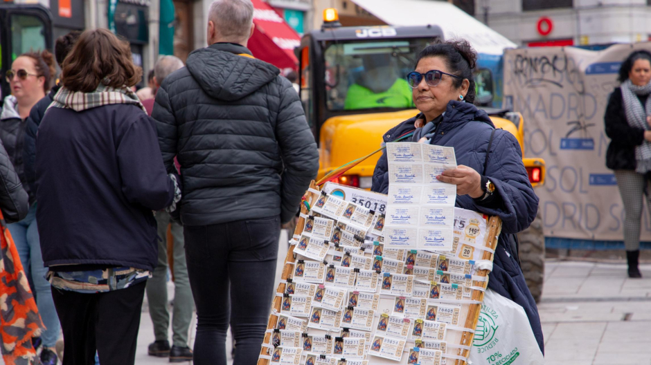 Una lotera ambulante en plena Puerta del Sol
