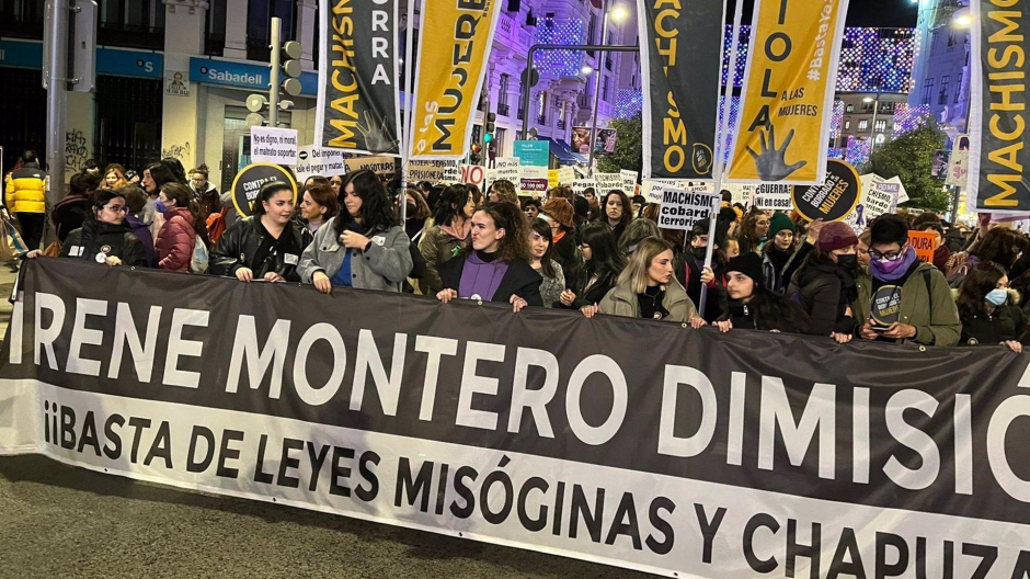 Una gran pancarta pidiendo la dimisión de la ministra de Igualdad, Irene Montero, ha protagonizado, aunque no la presidía, la marcha feminista de este año