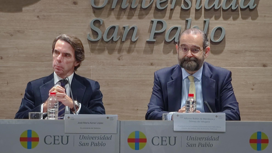 José María Aznar y Alfonso Bullón de Mendoza en la apertura del congreso sobre Cánovas del Castillo en el CEU