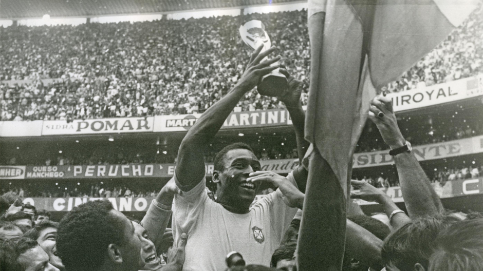 Pele, con la copa de campeón del mundo en México 70