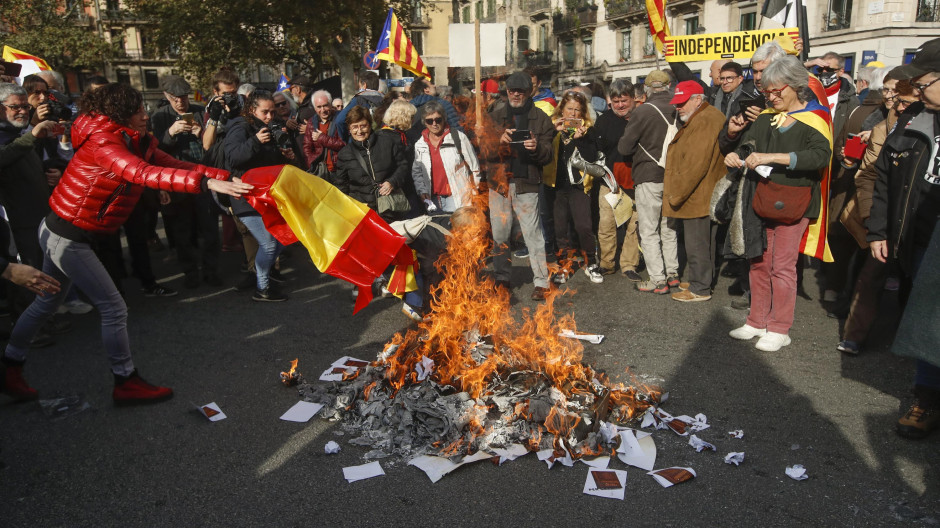 Los CDR queman ejemplares de la Constitución y avisan a Sánchez: no les vale con derogar la sedición