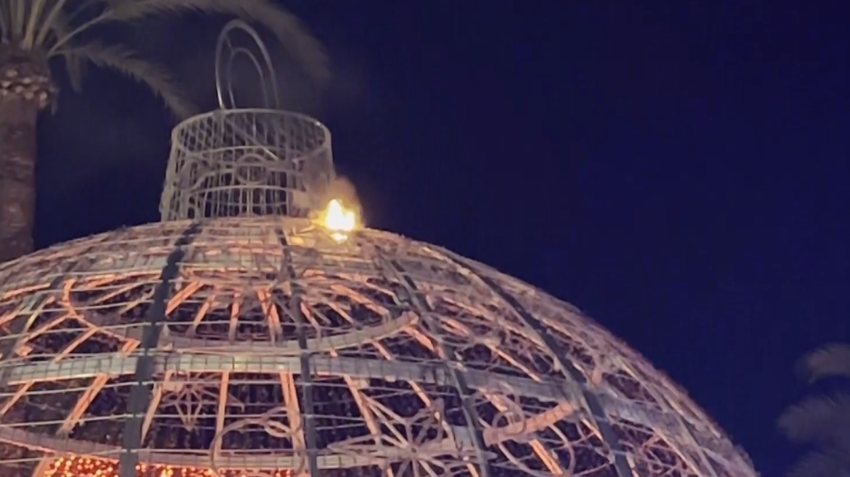 Se incendia la bola de Navidad más grande de España