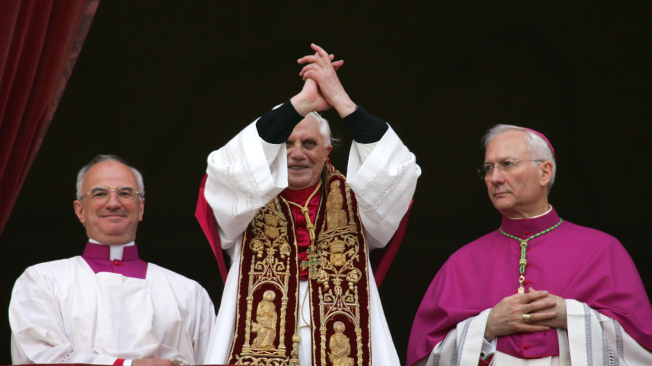 Así fue la primera aparición de Benedicto XVI como Papa