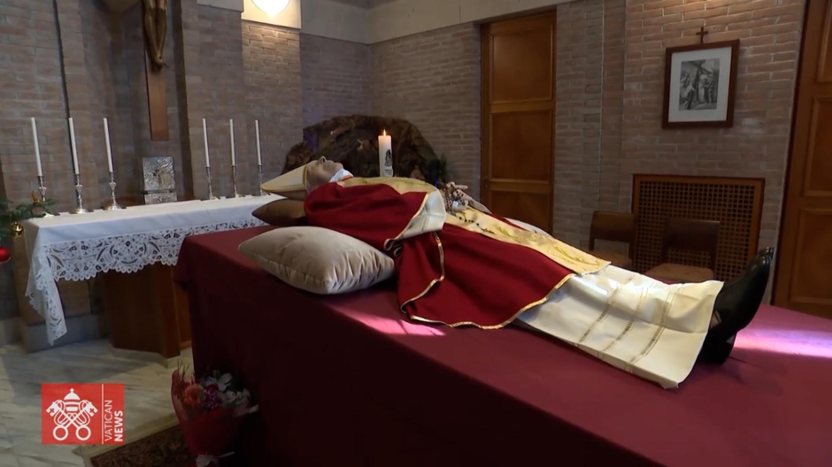 Primeras imágenes tras su muerte de Benedicto XVI