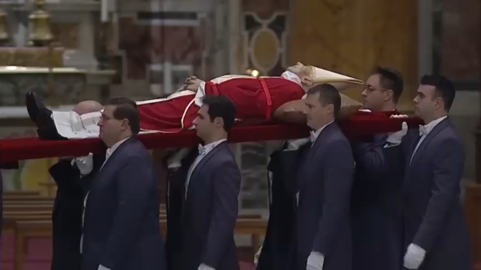 El cuerpo de Benedicto XVI es trasladado a la capilla ardiente en la basílica de San Pedro