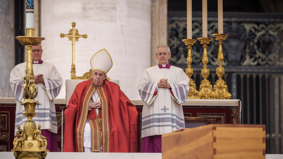 El Papa Francisco, sentado tras el féretro de Benedicto XVI