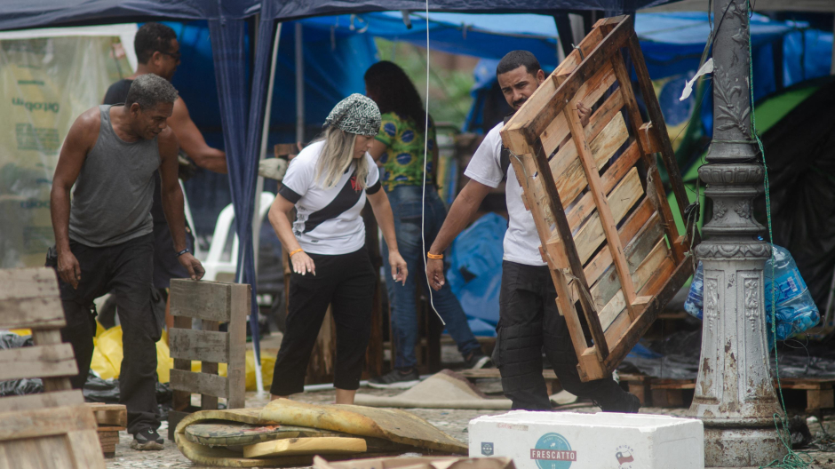 Partidarios del expresidente Jair Bolsonaro desmantelan un campamento en Río de Janeiro
