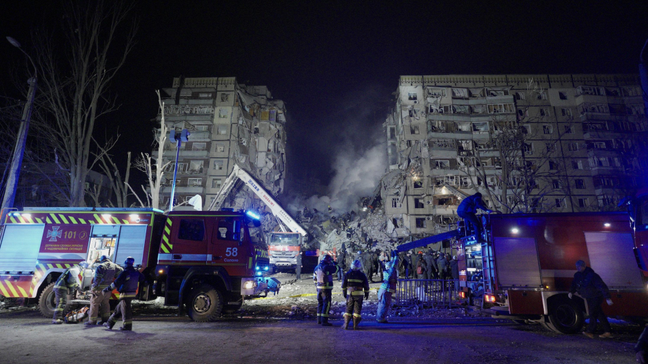 Los equipos de rescate trabajan en un edificio residencial destruido después de un ataque con misiles, en Dnipro