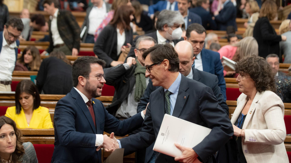 Pere Aragonés (izquierda) y Salvador Illa (derecha) se saludan en el Parlamento de Cataluña