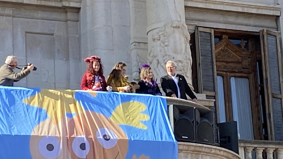 El alcalde de Valencia, Joan Ribó, en el balcón del Ayuntamiento, junto a las Magas Republicanas.