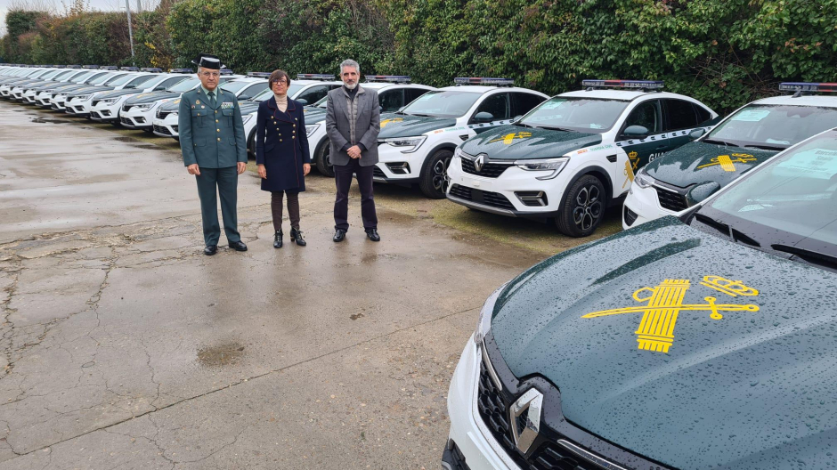 La directora general de la Guardia Civil, María Gámez, recibió los nuevos coches el pasado 20 de diciembre aunque no tuvieran postes de carga