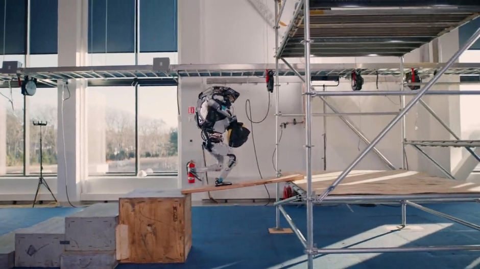 Atlas, el robot humanoide que sube al andamio y da volteretas