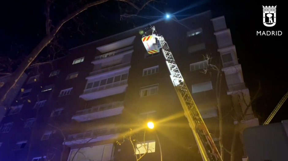 Los bomberos extinguen un incendio en un edificio próximo al Santiago Bernabéu