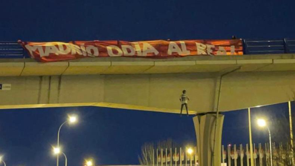Pancarta con el lema delFrente Atlético y el muñeco con la camiseta de Vinicius ahorcado
