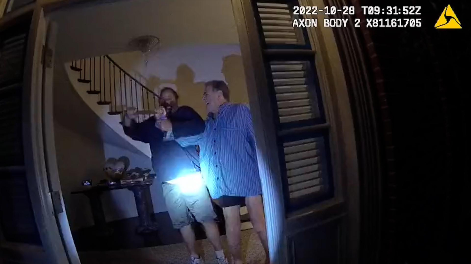 La policía publica el vídeo con la agresión al marido de Nancy Pelosi
