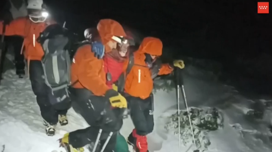 Los bomberos rescatan a dos hombres desorientados en la nieve