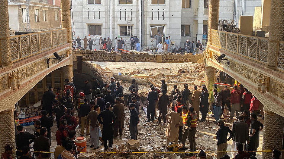 Funcionarios de seguridad inspeccionan el sitio de una explosión en una mezquita dentro, Peshawar, Pakistán
