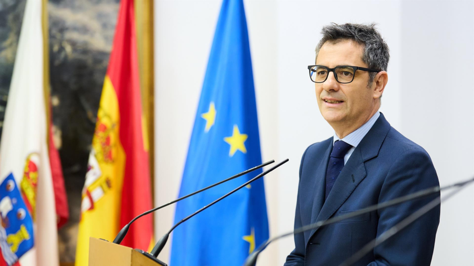 El ministro de la Presidencia, Relaciones con las Cortes y Memoria Democrática, Félix Bolaños, interviene tras reunirse con el presidente de Cantabria,