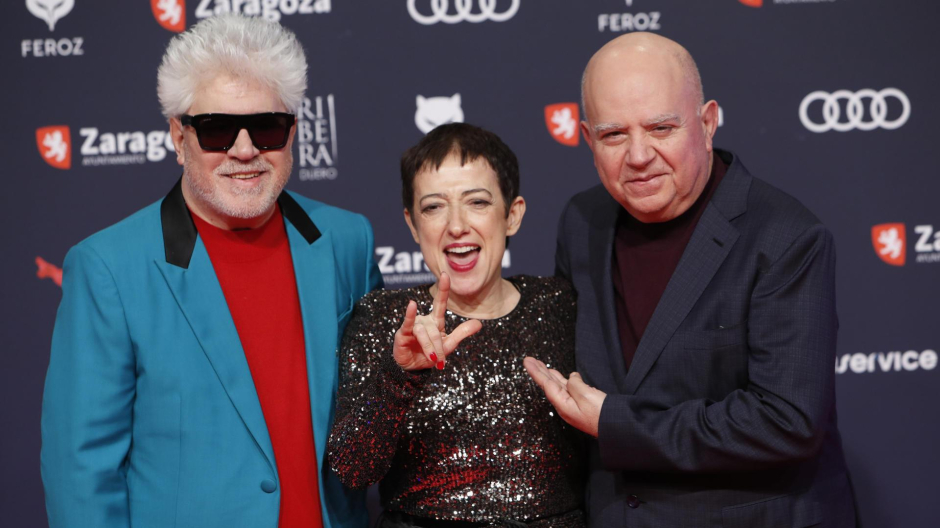 Pedro Almodóvar, María Guerra y Agustín Almodóvar, en la alfombra roja de los Premios Feroz