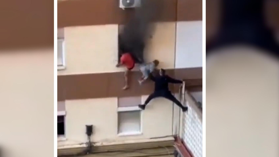 Un héroe anónimo rescata a varios niños de un incendio en Sevilla