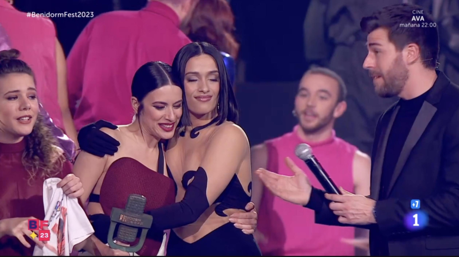 Chanel entregó a Blanca Paloma el trofeo que la acredita como ganadora