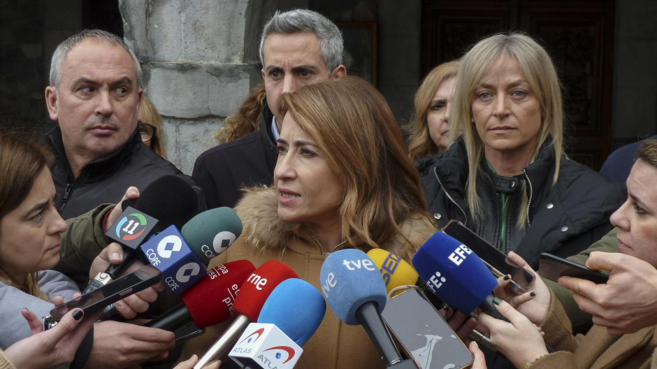 La ministra de Transportes, Raquel Sánchez, pide perdón por el error en el diseño de fabricación de unos trenes para la red de Cercanías de Cantabria y Asturias.
