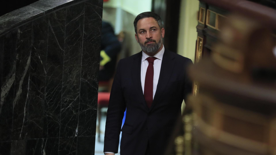 El líder de Vox, Santiago Abascal, entra en el Congreso para la sesión de control