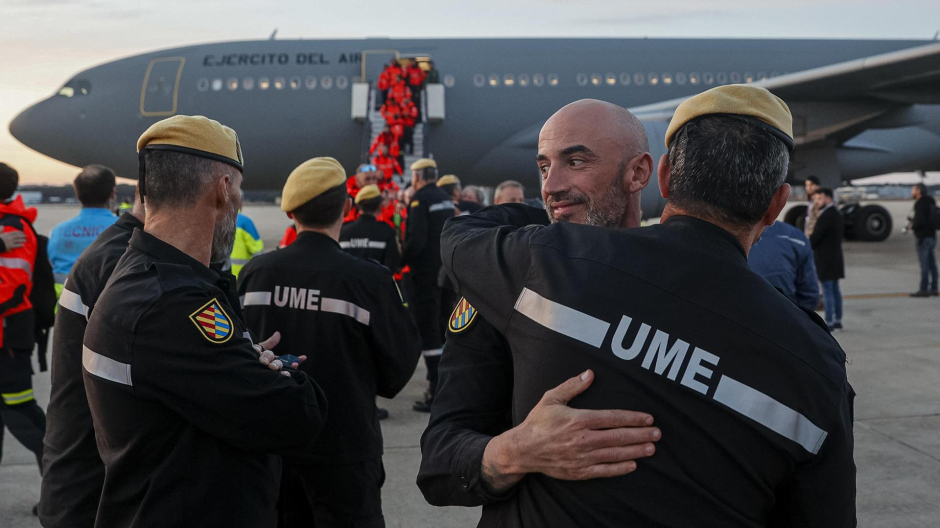 Se han vivido momentos de emoción en la llegada de los bomberos y militares a la Base de Torrejón de Ardoz