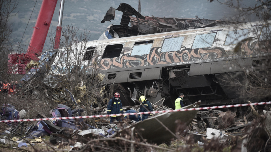 Vagón descarrilado en la colisión de trenes en Grecia la noche del martes