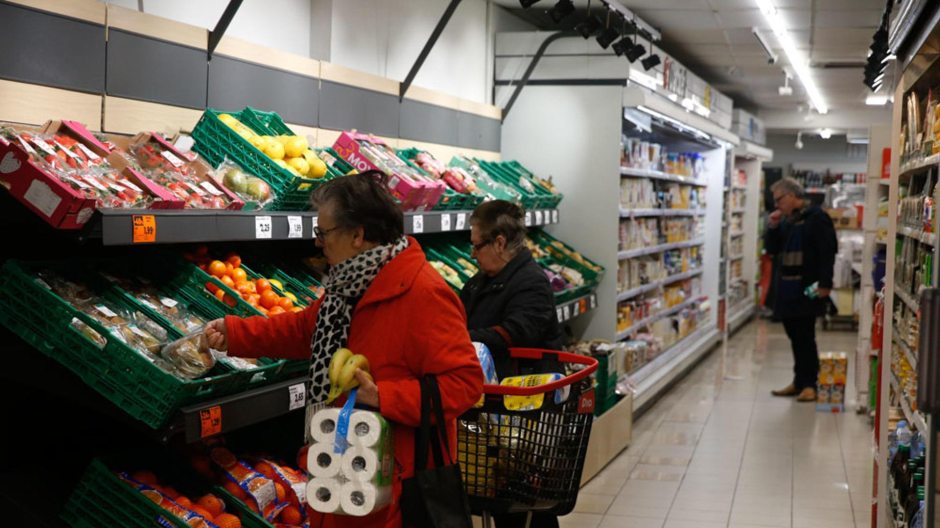 Varias personas hacen la compra en un supermercado este martes en Madrid.