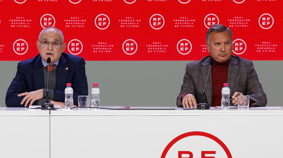 Luis Medina Cantalejo, a la derecha, presidente del CTA, y Andreu Camps (izq.), secretario general de la RFEF
