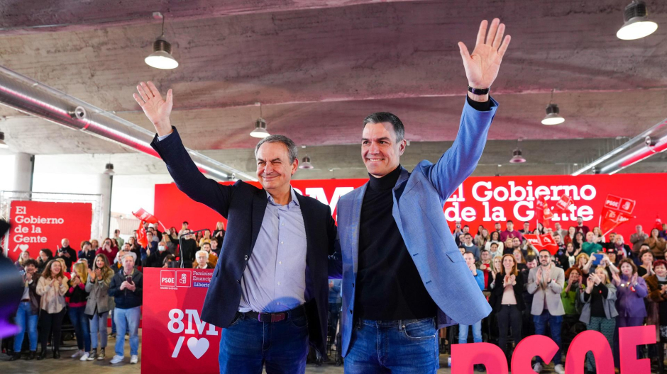 Sánchez con Zapatero en el acto de hoy sobre el 8M.