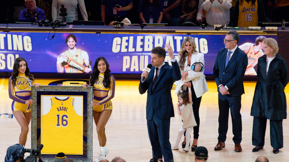 El español Pau Gasol habla en su ceremonia de retiro hoy, durante el partido de la NBA entre Los Angeles Lakers y Memphis Grizzlies