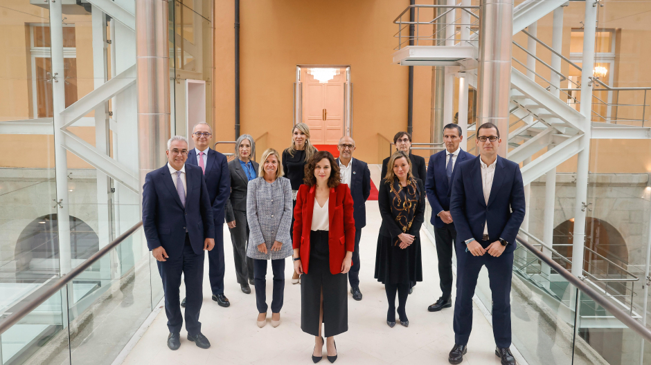 La presidenta de la Comunidad de Madrid junto a los CEOs de las empresas tecnológicas afincadas en Madrid

Foto: D.SINOVA