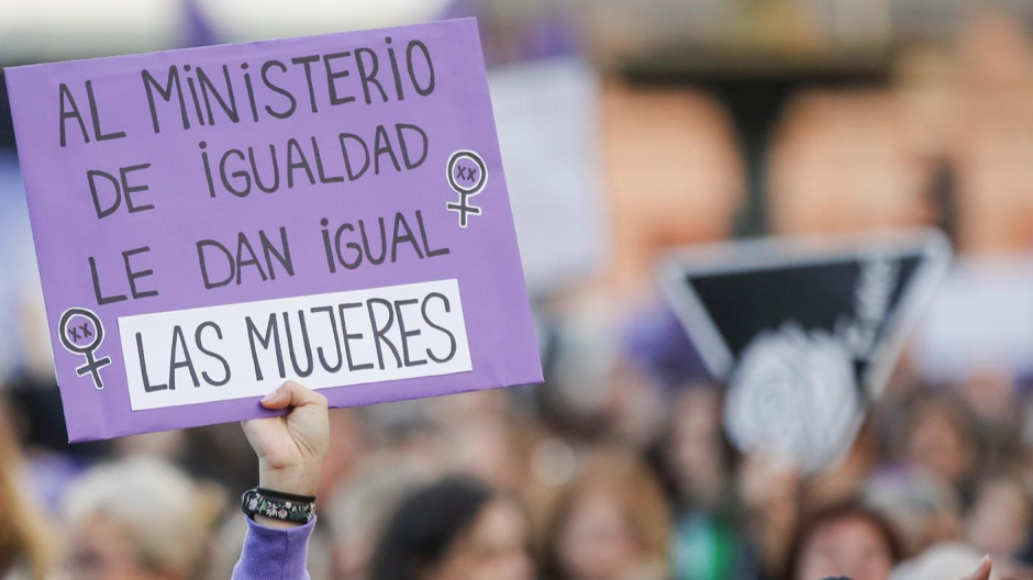 Una asistente durante la manifestación organizada por el Movimiento Feminista de Madrid con motivo del Día de la Mujer
