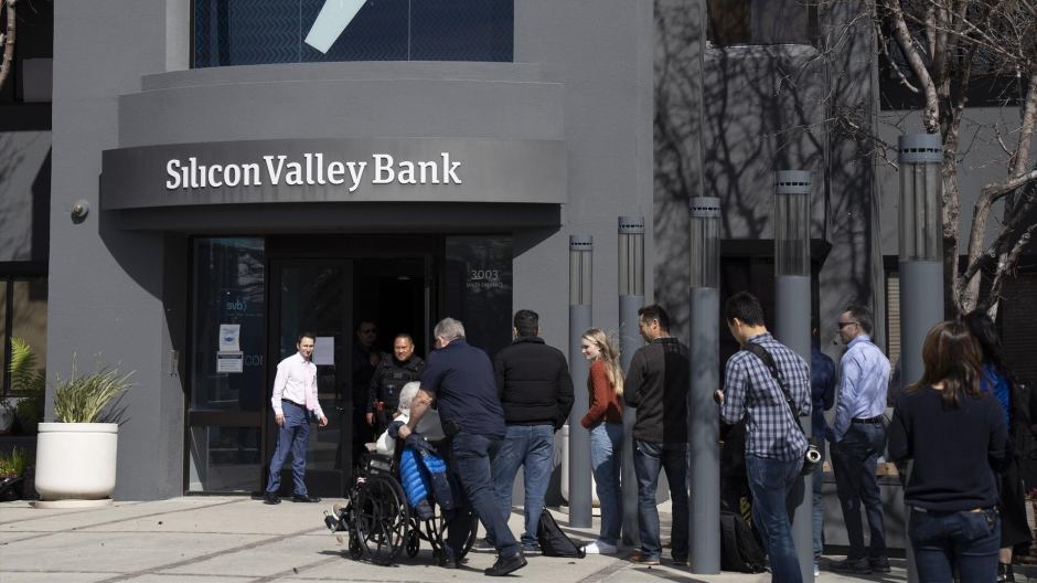 Varias personas han cola en la sede del Silicon Valley Bank.