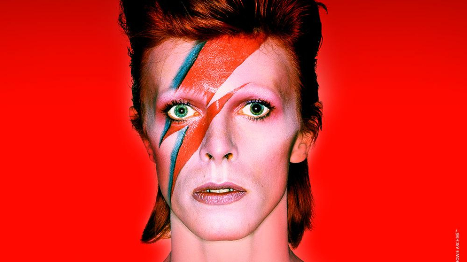 David Bowie con el icónico rayo que lucía en la portada de su disco Aladdin Sane