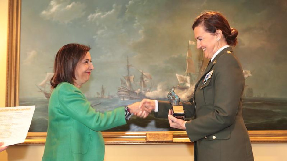 La ministra de Defensa, Margarita Robles, entrega el X Premio ‘Soldado Idoia Rodríguez’ a la teniente coronel médico Marta Presa
