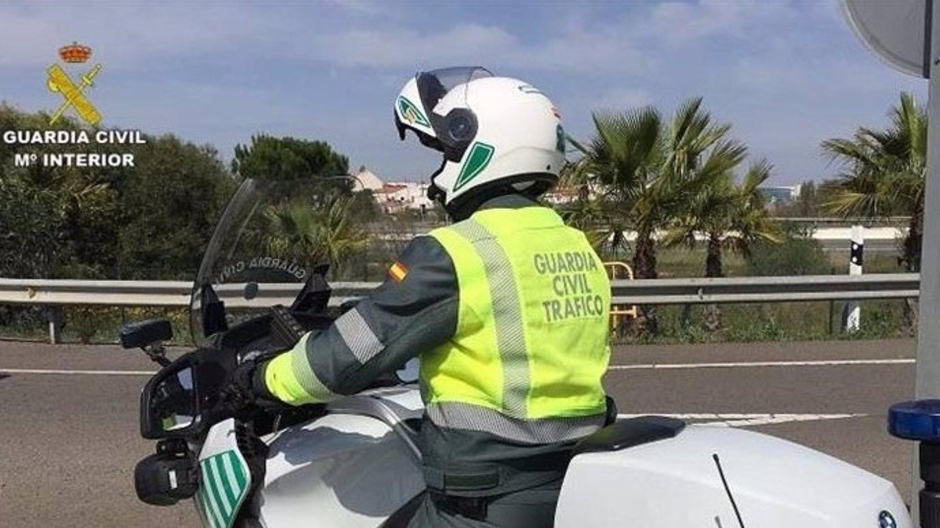 Los consejos de la Guardia Civil para levantar una moto pesada del suelo