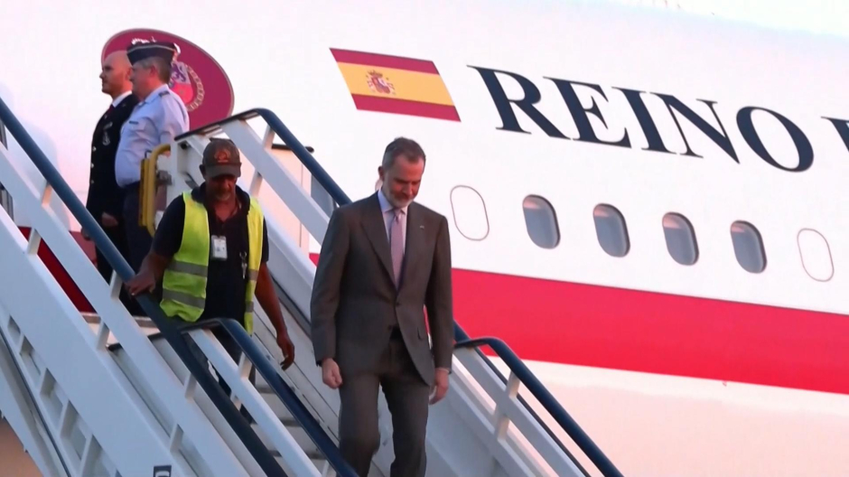 Trabajador aeroportuario se salta el protocolo y baja con Felipe VI del avión