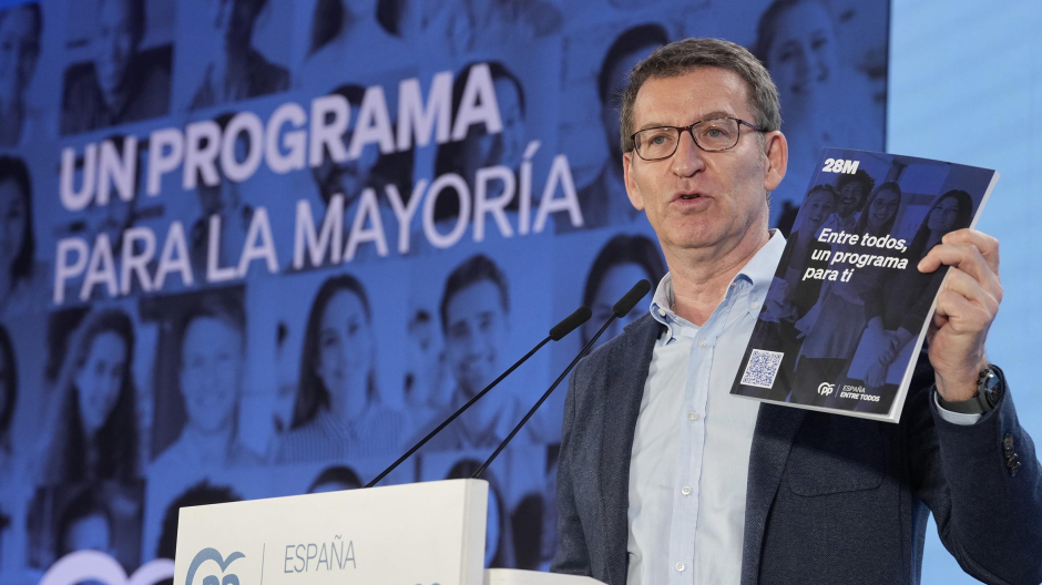 El presidente del PP, Alberto Núñez Feijóo, sostiene el Programa Marco del PP