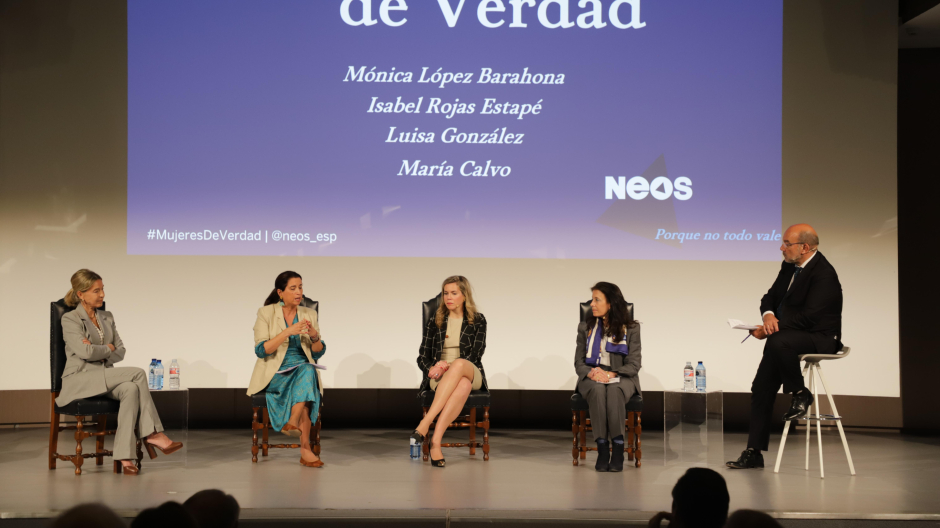 De i. a d., María Calvo, Luisa González, Isabel Rojas, Mónica López y Ángel Expósito